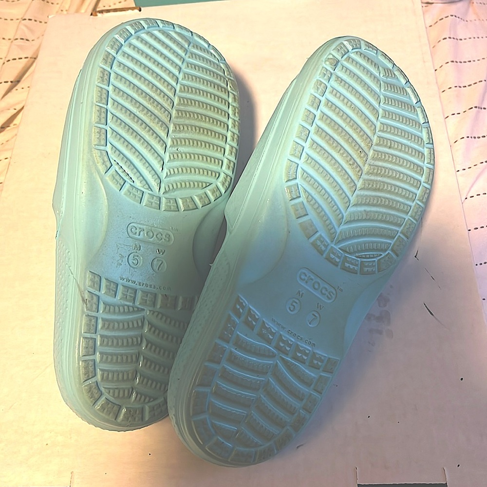 Crocs Aqua slip on slides sandals - sz 7W gently pre owned condition - Picture 4 of 6